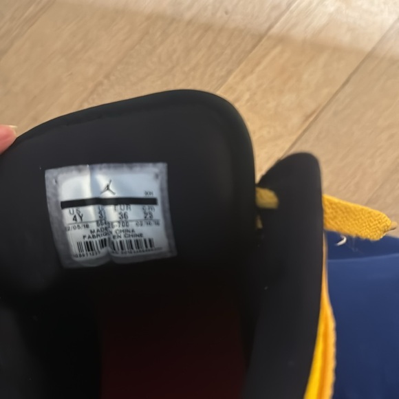 Jordan 1Mid - Picture 4 of 8